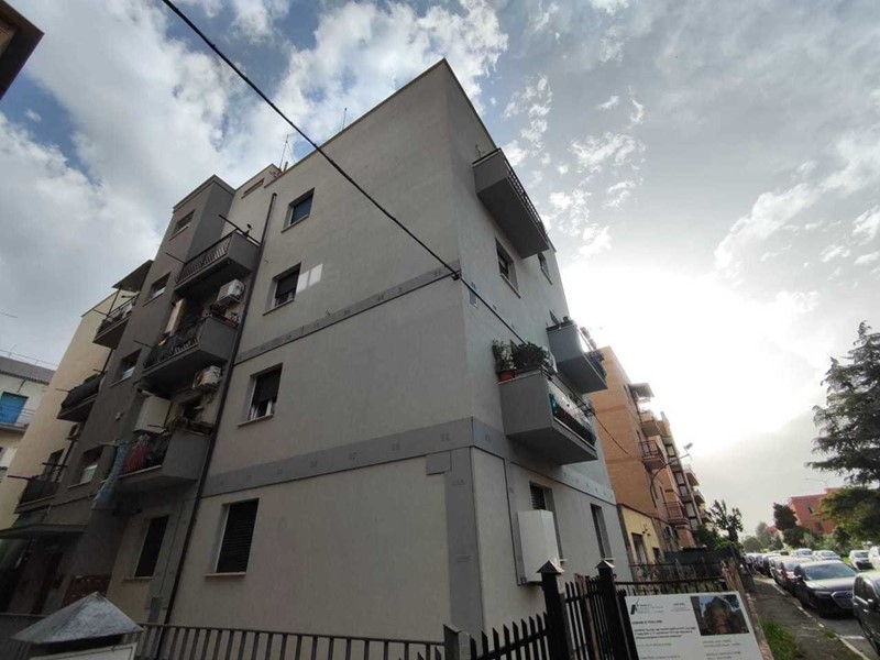 Trilocale in Vendita a Tivoli, zona Bagni Di Tivoli, 135'000&euro;, 80 m²