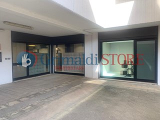 Immobile commerciale in Vendita a Campi Salentina, 150'000€, 502 m²