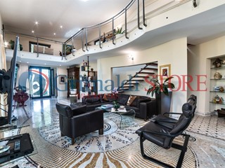 Casa Indipendente in Vendita a Grottaglie, 850'000€, 420 m², con Box