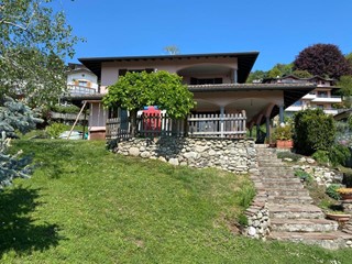 Casa Indipendente in Vendita a San Fermo della Battaglia, 760'000€, 400 m², con Box