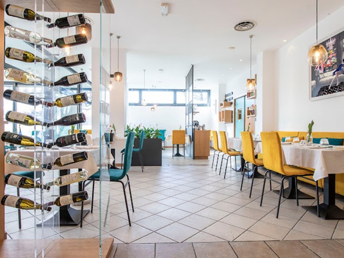 Attività commerciale in Vendita a Cucciago, 480'000€, 275 m², con Box