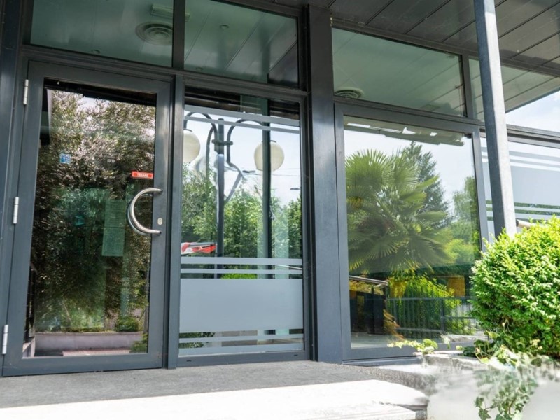 Immobile commerciale in Vendita a Cucciago, 480'000€, 275 m², con Box