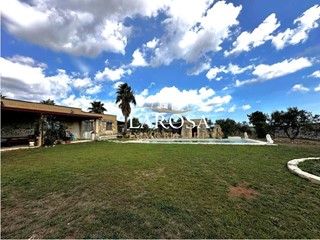 Casa Indipendente in Vendita a Vernole, zona Acquarica Di Lecce, 900'000€, 278 m², arredato, con Box