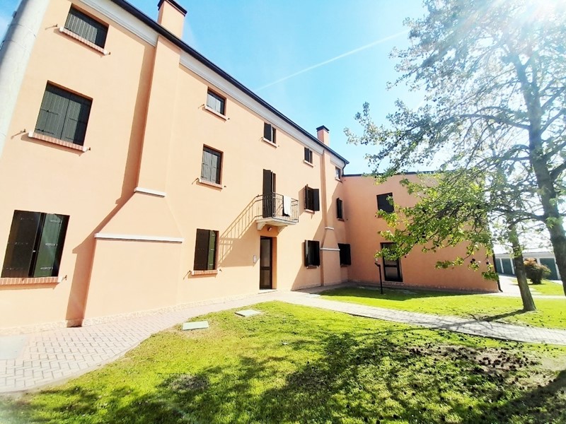 Appartamento in Vendita a Badia Polesine, zona Frazioni, 98'000&euro;, 128 m², con Box