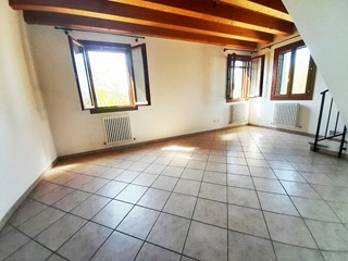 Appartamento in Vendita a Badia Polesine, zona Frazioni, 98'000€, 128 m², con Box