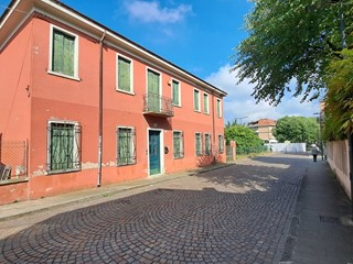 Villa in Vendita a Rovigo, 114'000€, 145 m²