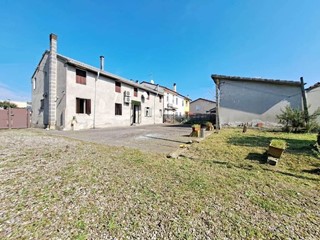 Villa in Vendita a Rovigo, zona FRAZIONI-PERIFERIA, 42'000€, 200 m², con Box