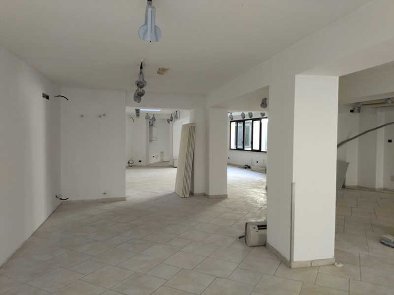 Attività commerciale in Affitto a Casalmaggiore, 1'000€, 200 m²