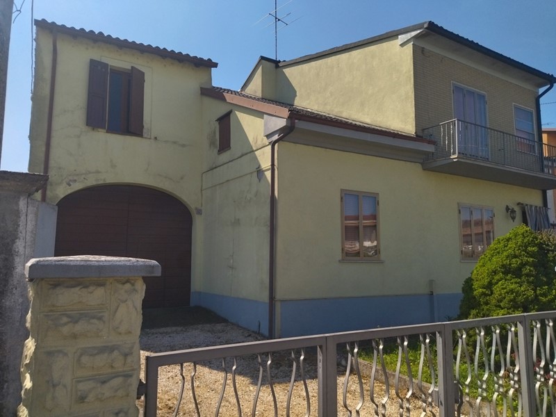 Casa Indipendente in Vendita a Rivarolo del Re ed Uniti, 120'000&euro;, 200 m²