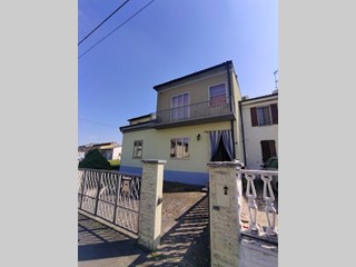 Casa Indipendente in Vendita a Rivarolo del Re ed Uniti, 120'000&euro;, 200 m²