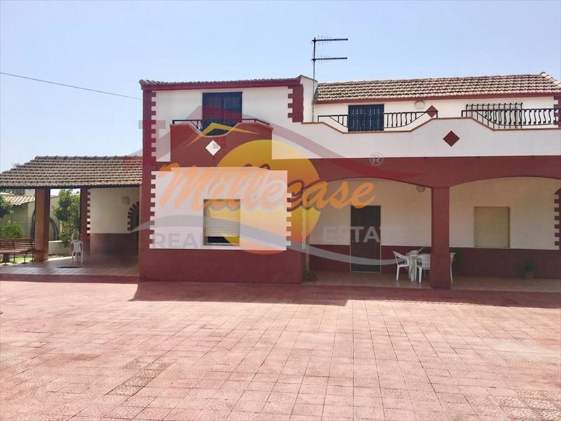 Villa in Vendita a Siracusa, zona Fanusa, 198'000&euro;, 200 m²