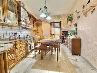 Appartamento in Vendita a Siracusa, zona Grottasanta - Tunisi, 100'000&euro;, 151 m²