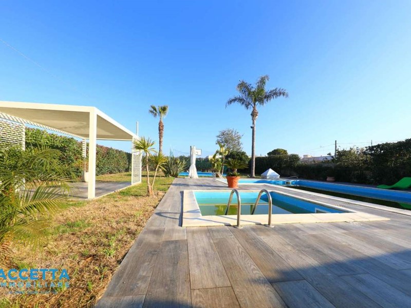 Casa Indipendente in Vendita a Leporano, zona Gandoli, 470'000€, 420 m²