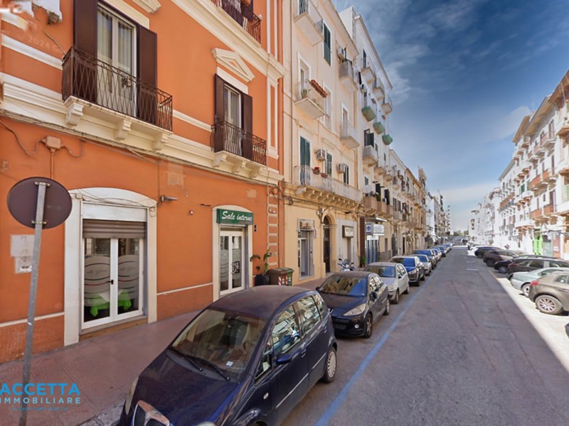 Immobile commerciale in Vendita a Taranto, zona Borgo, 49'000€, 83 m²
