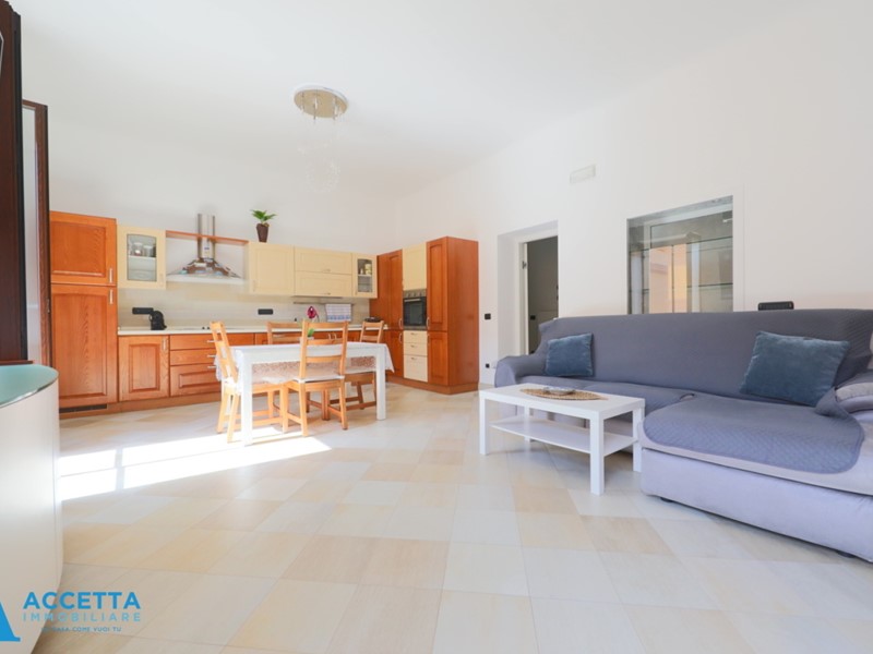 Trilocale in Vendita a Taranto, zona Tre Carrare - Battisti, 85'000€, 115 m²
