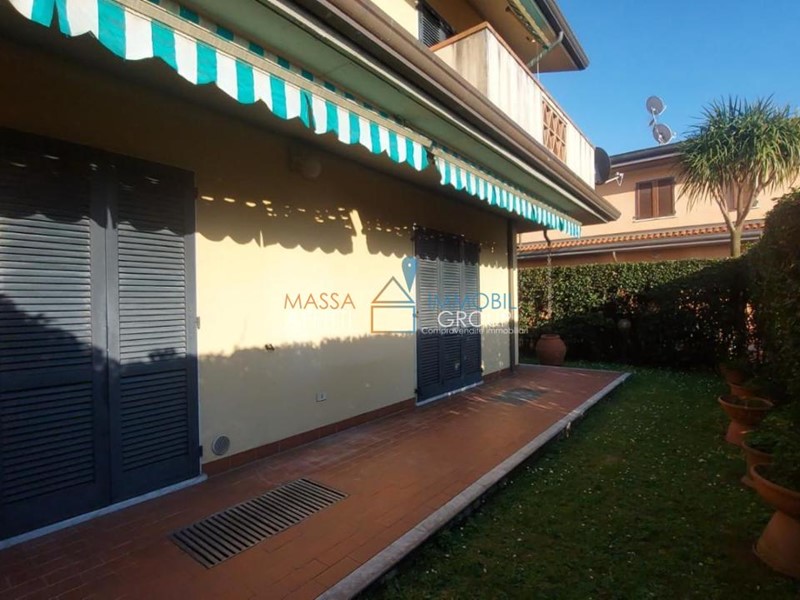 Appartamento in Vendita a Massa, zona Marina Di Massa, 350'000&euro;, 120 m²