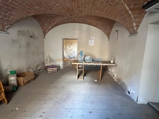 Capannone in Vendita a Carrara, zona Avenza, 60'000€, 78 m²