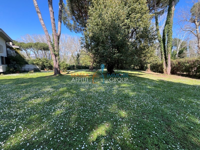 Casa Semi Indipendente in Vendita a Massa, zona Marina Di Massa, 680'000&euro;, 140 m², con Box