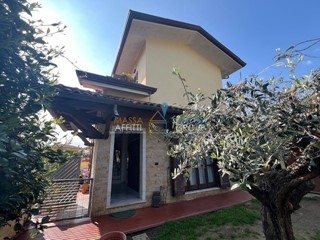 Casa Indipendente in Vendita a Massa, 430'000&euro;, 184 m²