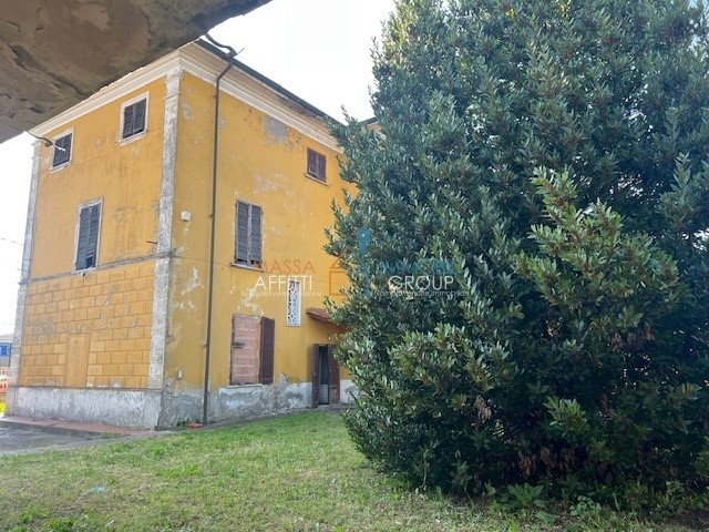 Casa Semi Indipendente in Vendita a Massa, 700'000&euro;, 510 m², con Box