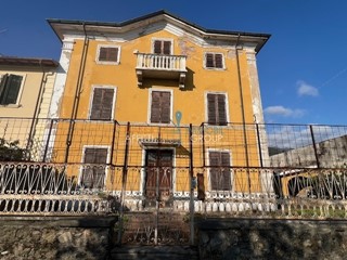 Casa Semi Indipendente in Vendita a Massa, 700'000&euro;, 510 m², con Box