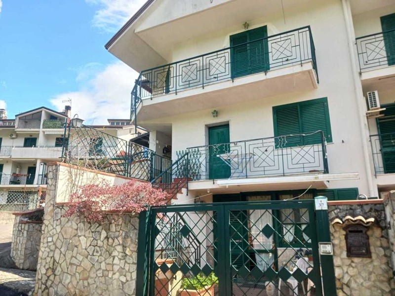 Casa Semi Indipendente in Vendita a Baronissi, 355'000€, 194 m², con Box