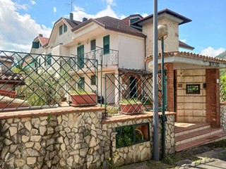 Casa Semi Indipendente in Vendita a Baronissi, 355'000€, 194 m², con Box
