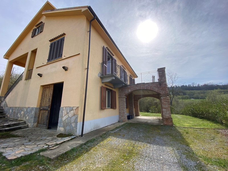 Casa Indipendente in Vendita a Serravalle Langhe, 180'000€, 198 m², con Box