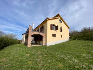 Casa Indipendente in Vendita a Serravalle Langhe, 180'000€, 198 m², con Box