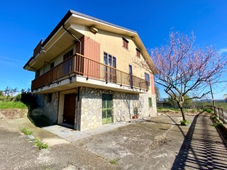 Casa Indipendente in Vendita a Serravalle Langhe, 220'000€, 155 m², con Box