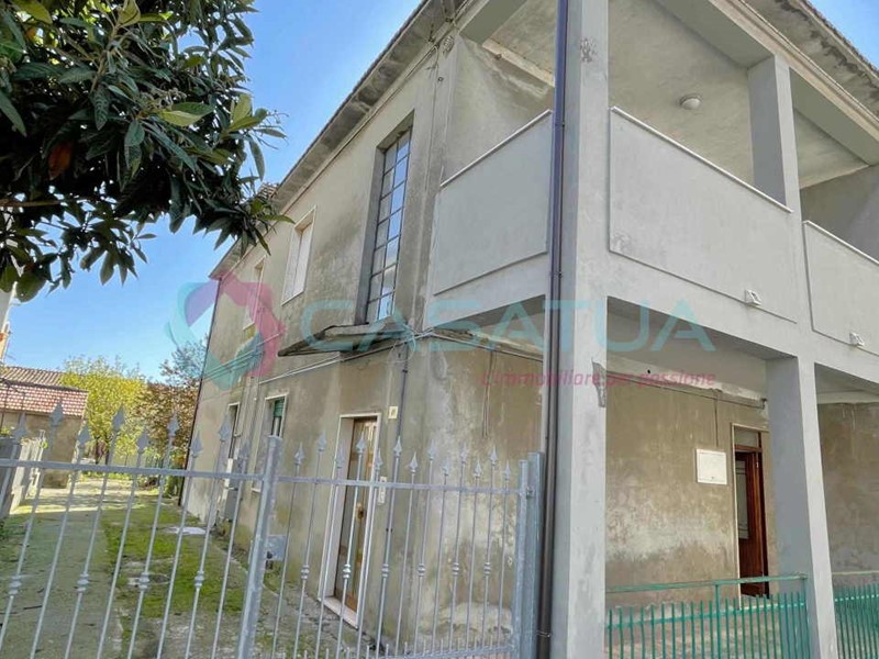 Casa Semi Indipendente in Vendita a Silvi, zona Silvi Paese, 120'000€, 137 m²