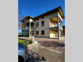 Casa Indipendente in Vendita a San Secondo Parmense, 380 m²