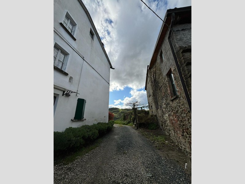 Appartamento in Vendita a Varano de' Melegari, 65'000&euro;, 134 m²