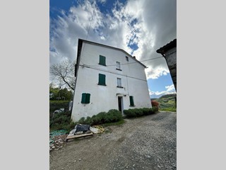 Appartamento in Vendita a Varano de' Melegari, 65'000&euro;, 134 m²