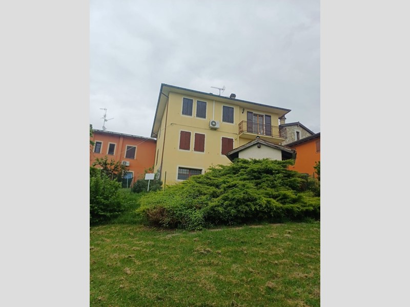 Appartamento in Vendita a Fornovo di Taro, zona Case Stefanini, 125'000&euro;, 124 m²