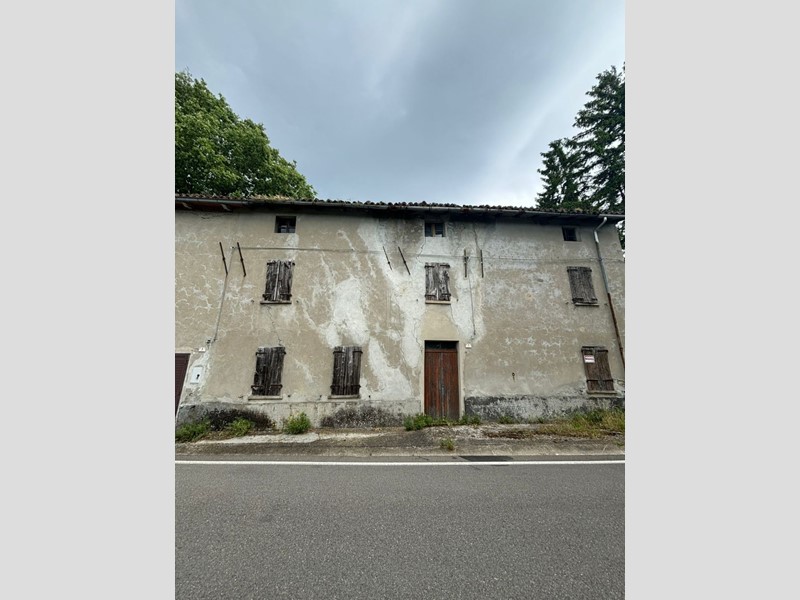 Casa Indipendente in Vendita a Terenzo, zona Boschi Di Bardone, 27'000&euro;, 120 m²