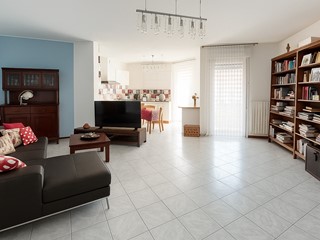 Trilocale in Vendita a Modena, 250'000€, 115 m², con Box