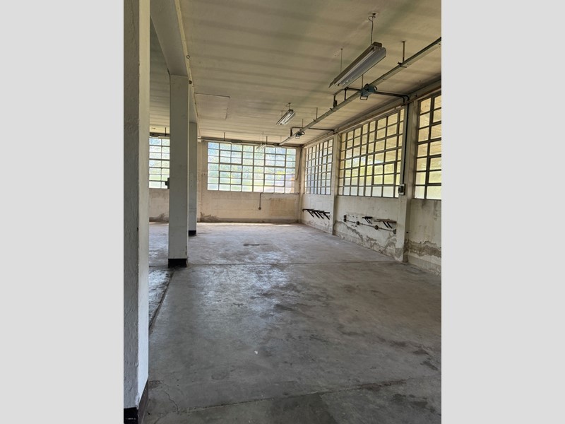Magazzino in Affitto a Arona, 1'000€, 155 m²