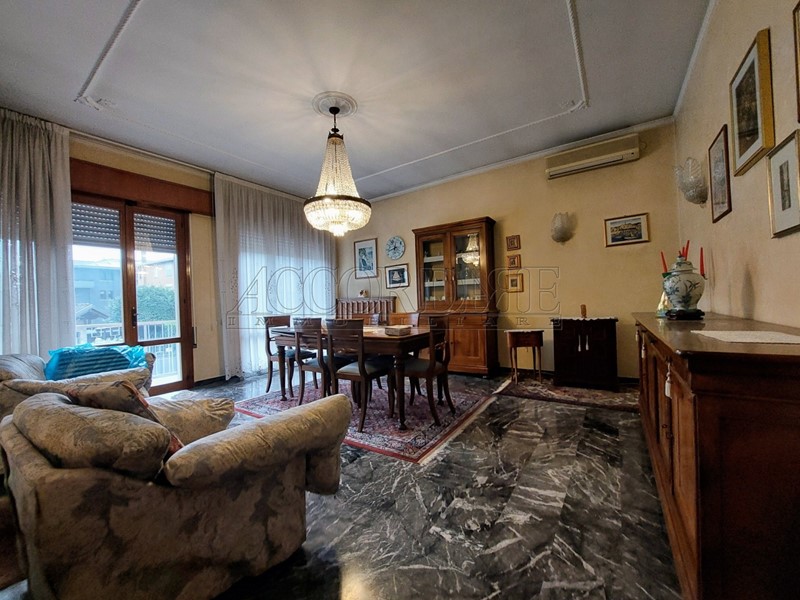 Casa Indipendente in Vendita a Padova, zona Pontevigodarzere, 335'000€, 250 m², con Box