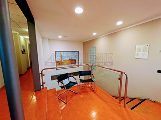 Ufficio in Vendita a Noventa Padovana, zona Noventana, 360'000€, 350 m²