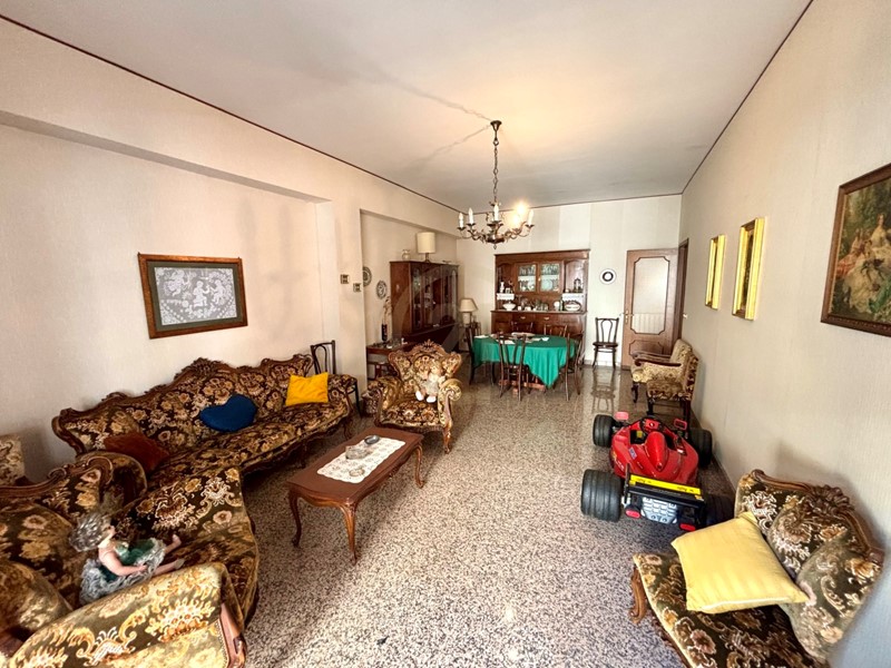 Appartamento in Vendita a Misterbianco, zona Centro, 120'000€, 170 m², con Box