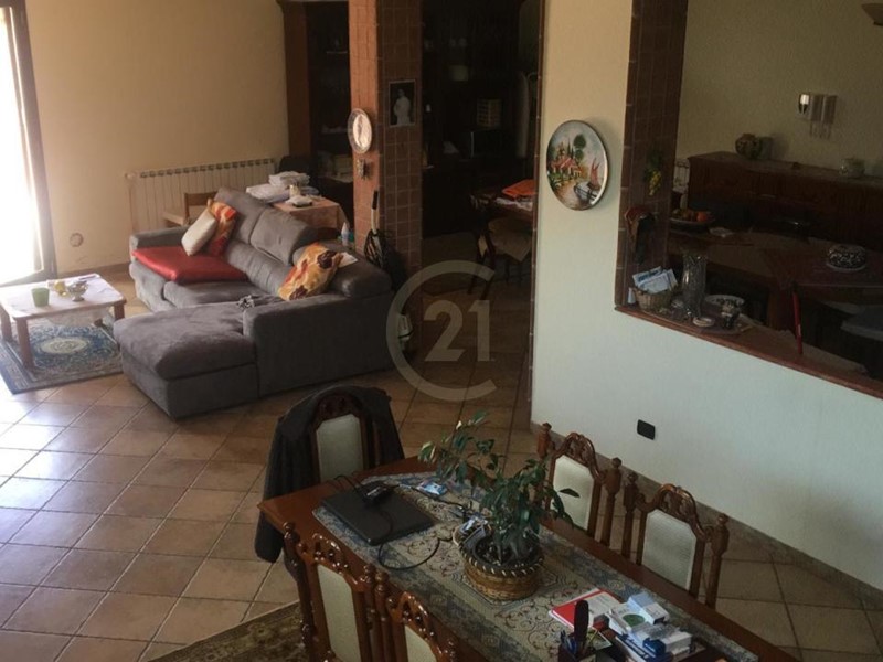 Villa bifamiliare in Vendita a Mascalucia, zona Apollo 13, 479'000€, 390 m²