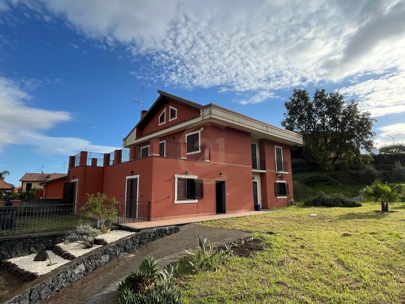 Villa in Vendita a Viagrande, zona Monterosso, 680'000&euro;, 500 m², con Box