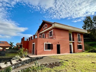 Villa in Vendita a Viagrande, zona Monterosso, 680'000&euro;, 500 m², con Box