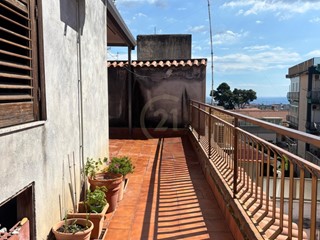 Quadrilocale in Vendita a Aci Catena, zona Consolazione, 120'000€, 107 m², con Box