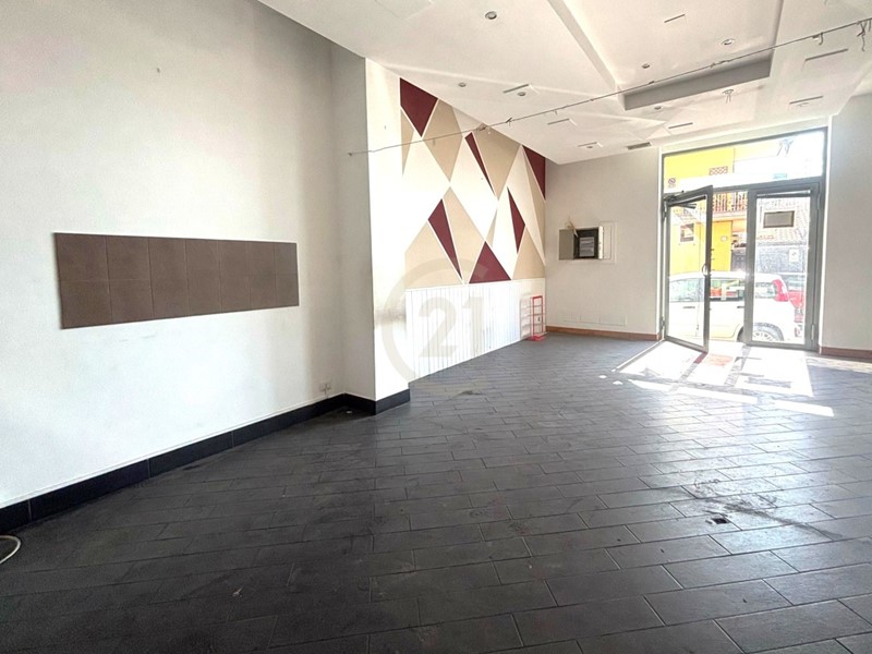 Immobile commerciale in Vendita a Aci Catena, zona Centro, 110'000€, 68 m²