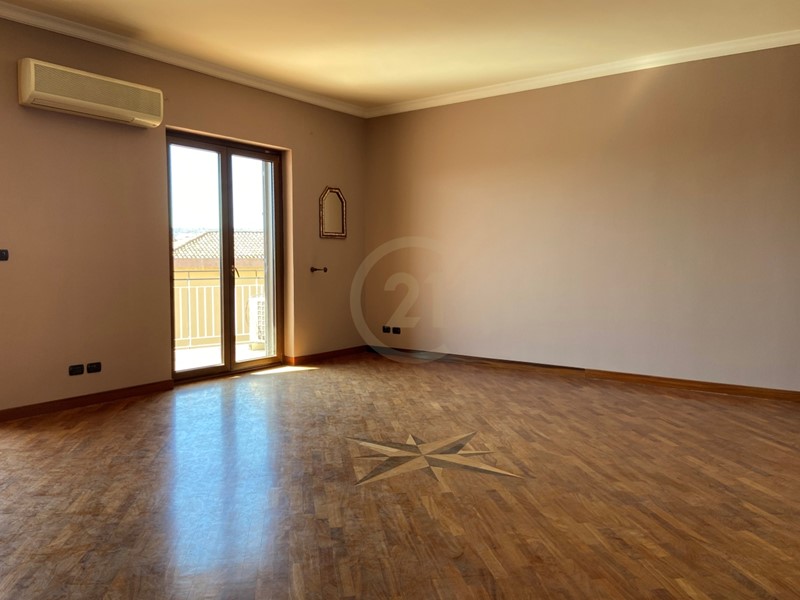 Appartamento in Vendita a Acireale, zona Semicentro, 159'000€, 150 m², con Box