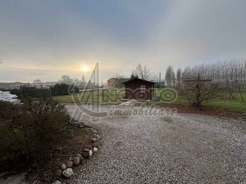 Villa in Vendita a Ferrara, 298'000€, 257 m²