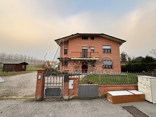 Villa in Vendita a Ferrara, 298'000€, 257 m²