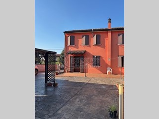 Villa in Vendita a Pincara, zona FRAZIONI - ZONA RURALE, 98'000€, 120 m²